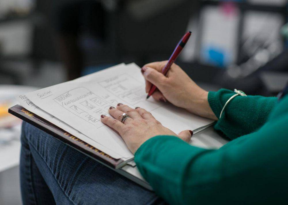 Ilustrasi seorang wanita sedang mengerjakan latihan soal (Unsplash.com/Jason Coudriet)