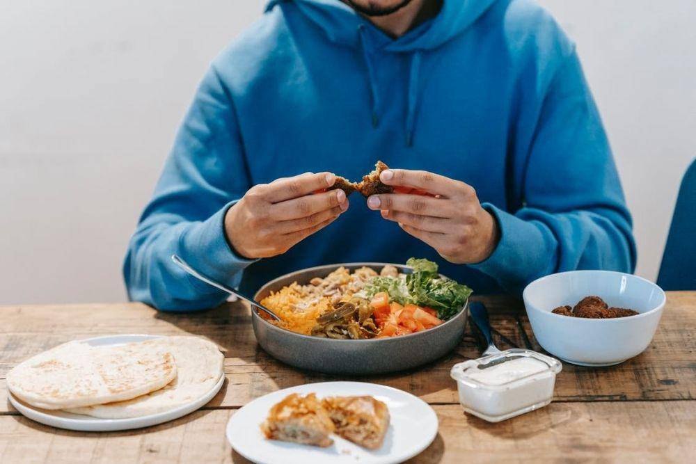 Ilustrasi seorang pria sedang makan (Pexels.com/Michael Burrows)