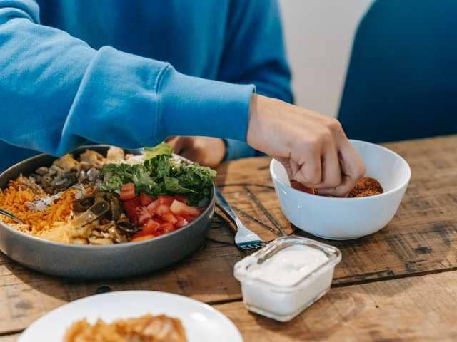 ilustrasi makan (pexels.com/Michael Burrows)