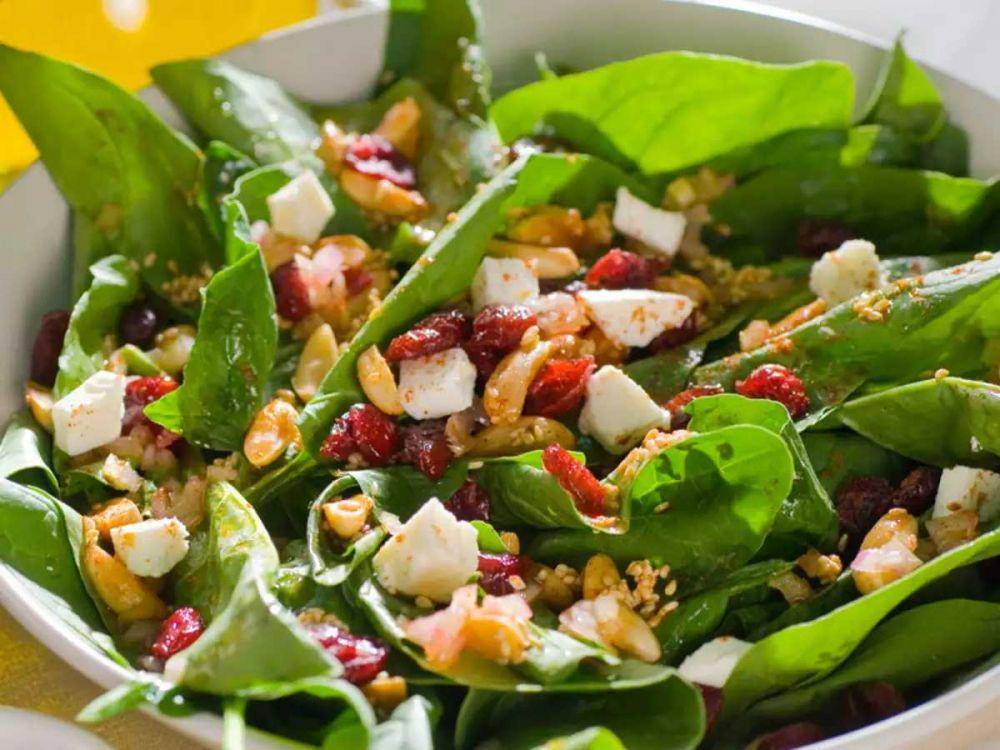 Cheesy spinach salad (recipes.timesofindia.com)