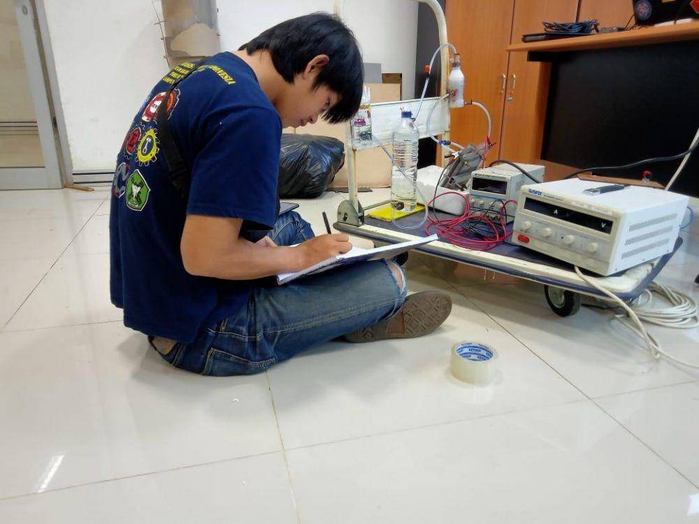 Mahasiswa Program Studi (Prodi) Teknik Mesin Fakultas Tehnik Universitas Bandar Lampung (UBL) Dandi Efendi beserta rekan-rekannya merancang Inhalasi Hydrogen. (IDN Times/Istimewa).