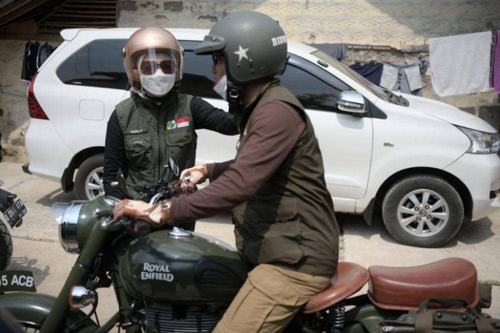 Potret Kang Kamil-Atalia Motoran Bagikan Sembako hingga Cek Vaksinasi