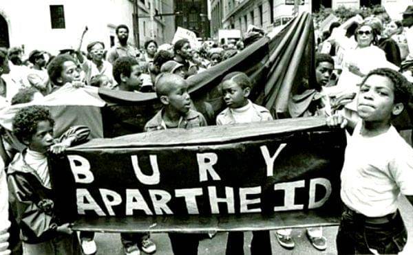 potret anak-anak sekolah di Soweto memprotes sistem Apartheid (storymaps.arcgis.com)