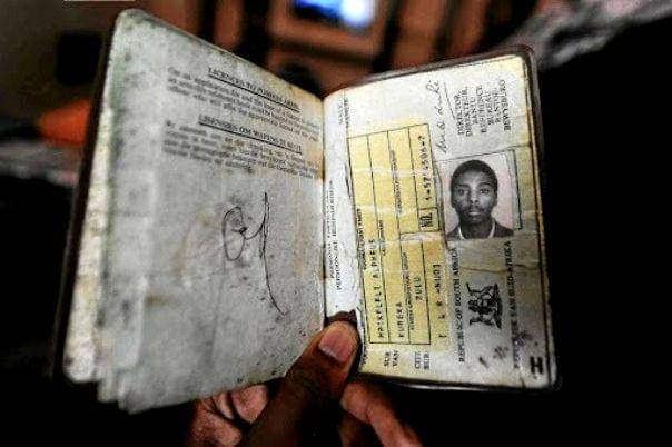 potret passbook atau dompas (timeslive.co.za)