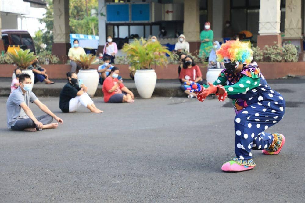 Kisah Mahasiswa Semarang Rela Jadi Badut Demi Hibur Pasien COVID-19