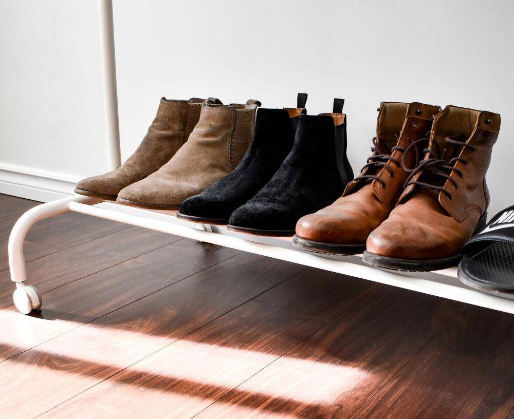 Ilustrasi sepatu suede (unsplash.com/Jake Goossen)