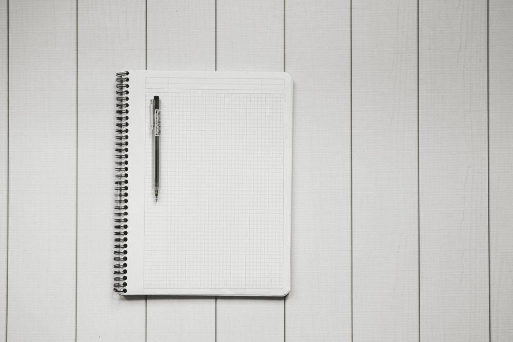 ilustrasi note kosong untuk siap mencatat (unsplash.com/kellysikkema)