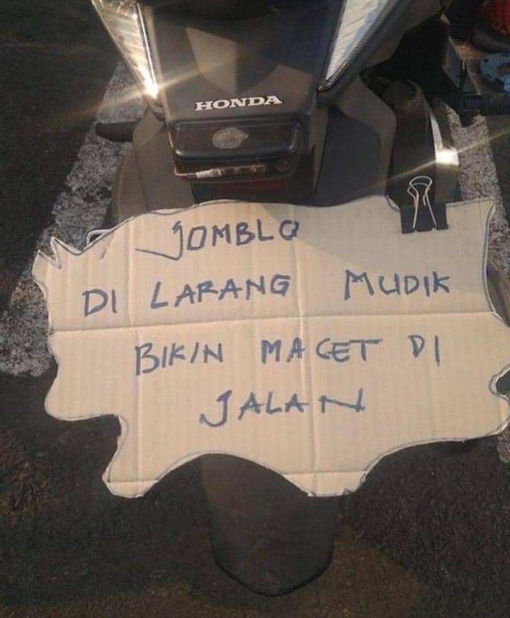 tulisan lucu belakang motor (instagram.com/sukijan)