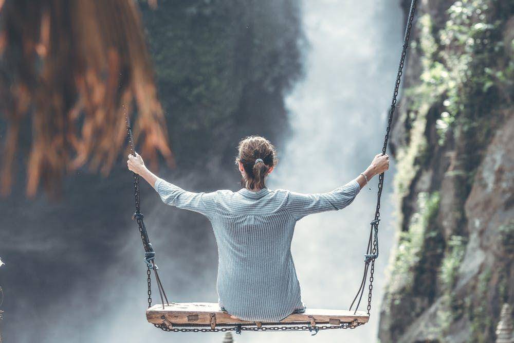 ilustrasi pesona air terjun (pexels.com/Artem Beliaikin)