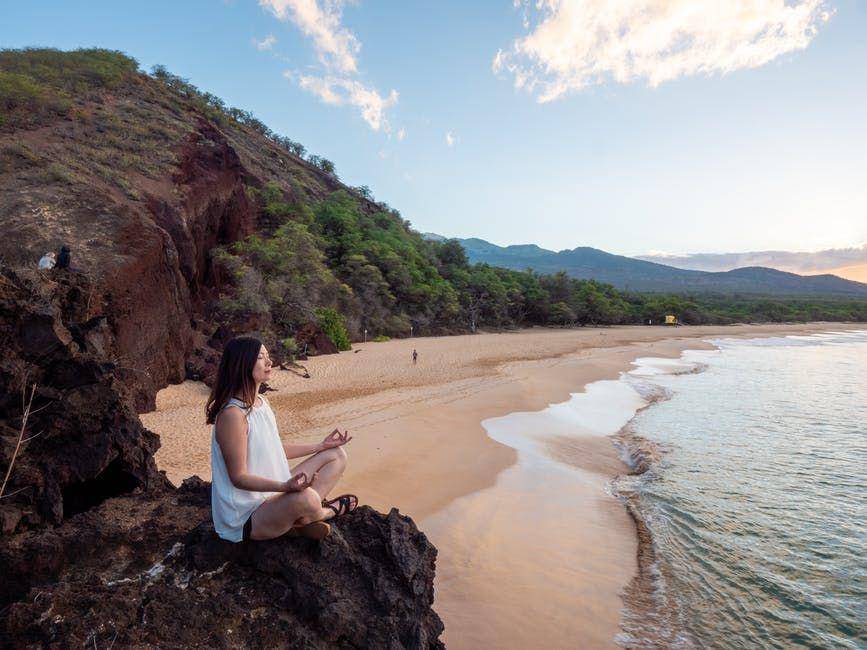 ilustrasi meditasi di tepi pantai (pexels.com/James Wheeler)