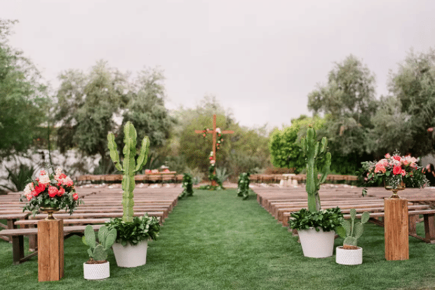 Tanaman buat dekorasi aisle pernikahan (ACE & WHIM via brides.com)