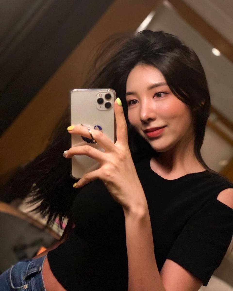 Park Ha Ri (instagram.com/twinkle_hari)