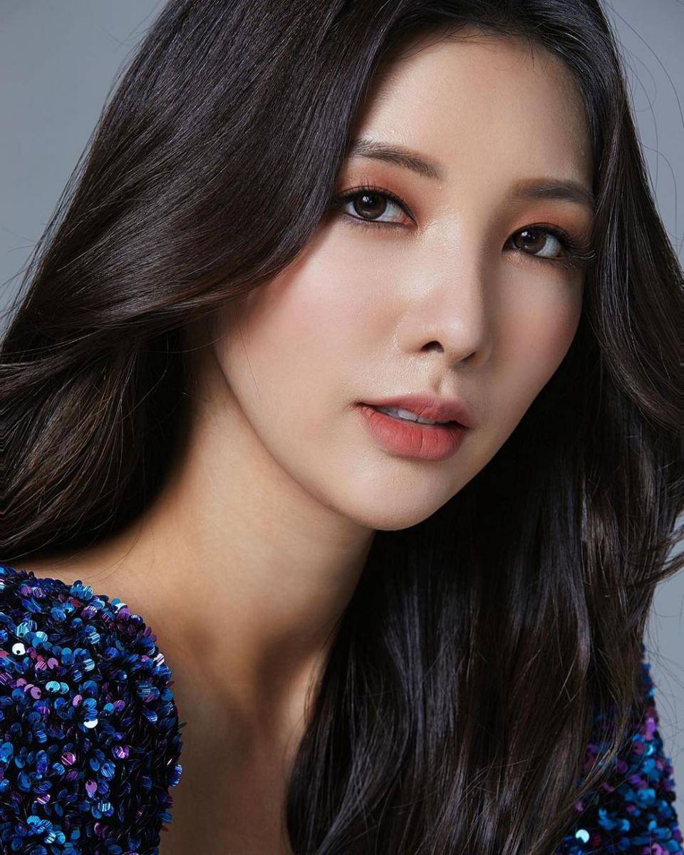 Park Ha Ri (instagram.com/twinkle_hari)