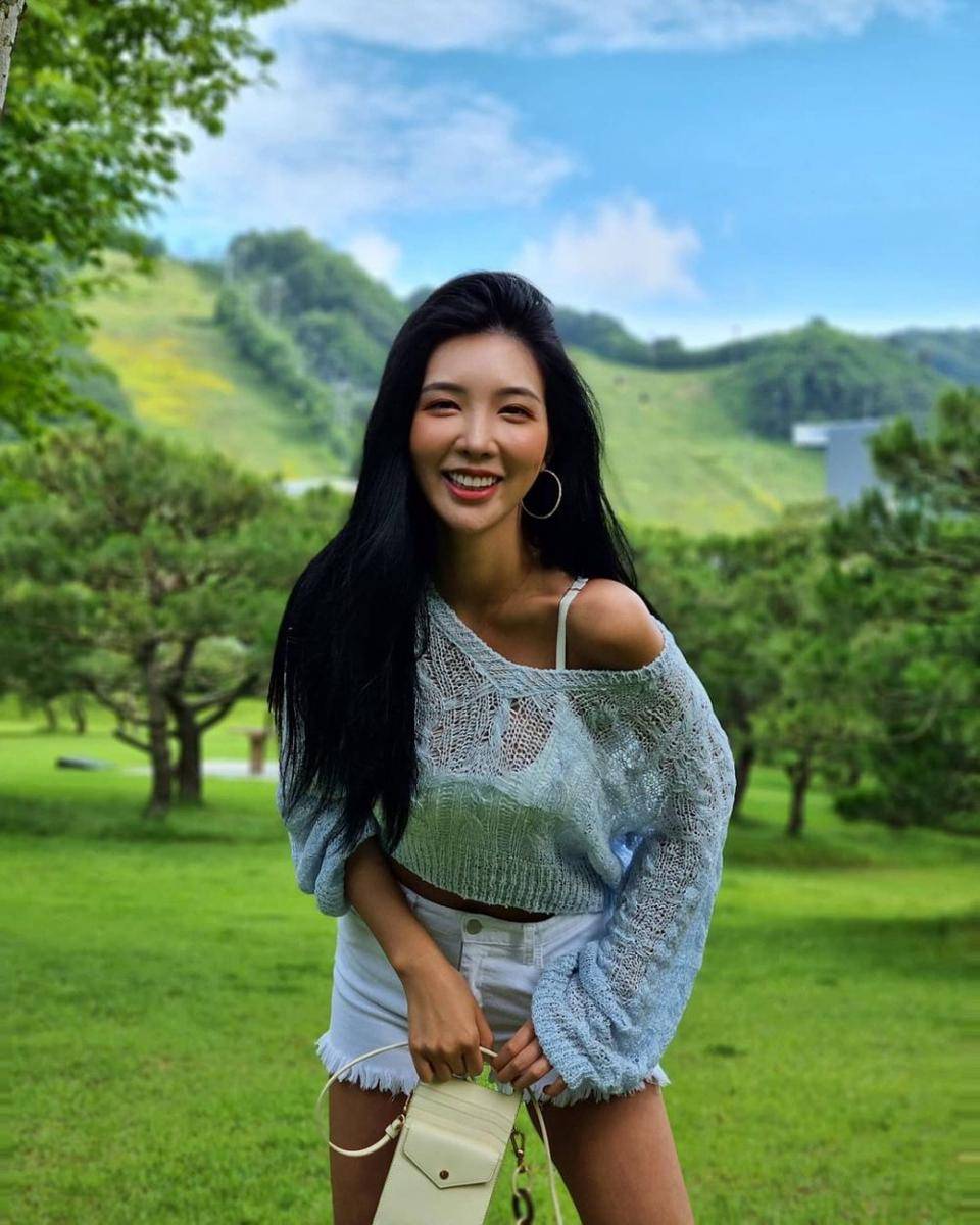 Park Ha Ri (instagram.com/twinkle_hari)