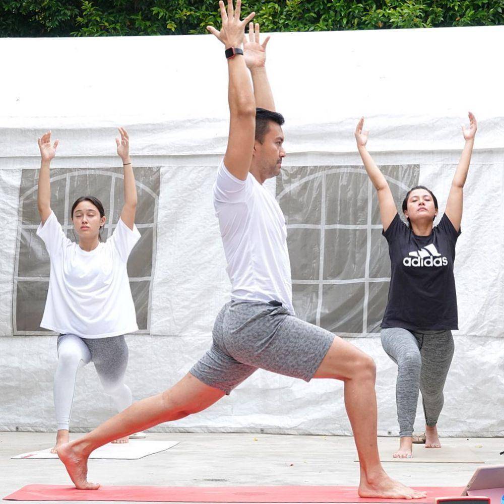 potret Anjasmara jadi guru Yoga artis sinetron Love Story the Series (instagram.com/anjasmara)