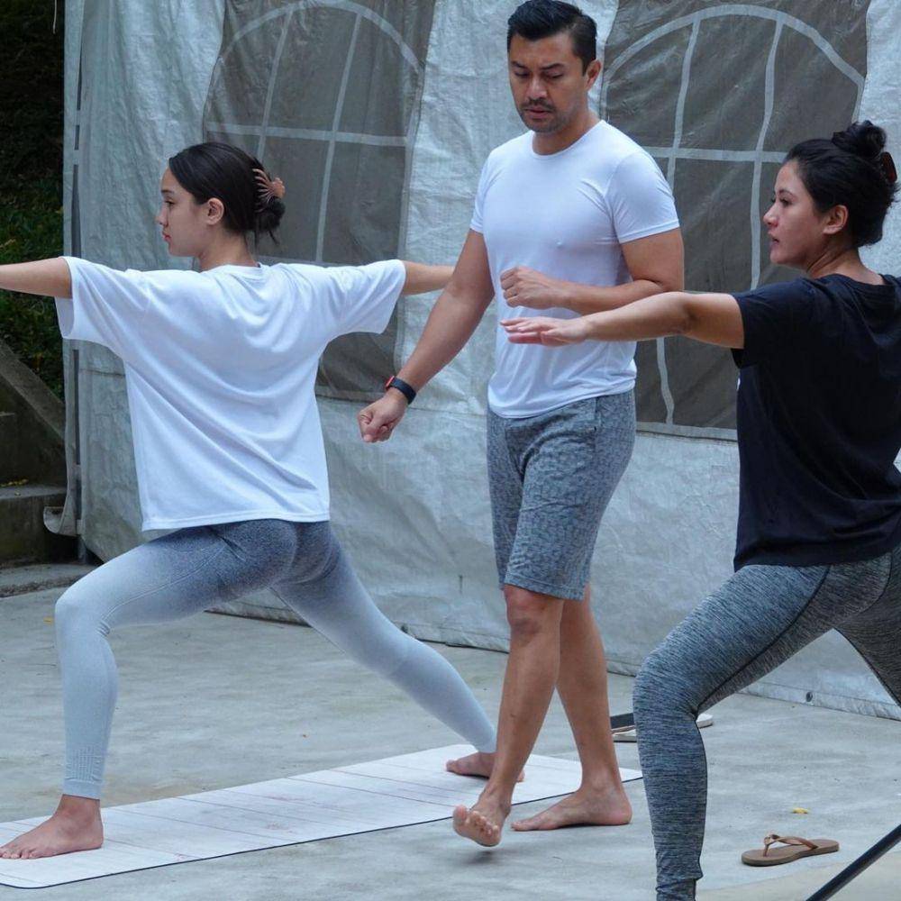 potret Anjasmara jadi guru Yoga artis sinetron Love Story the Series (instagram.com/anjasmara)