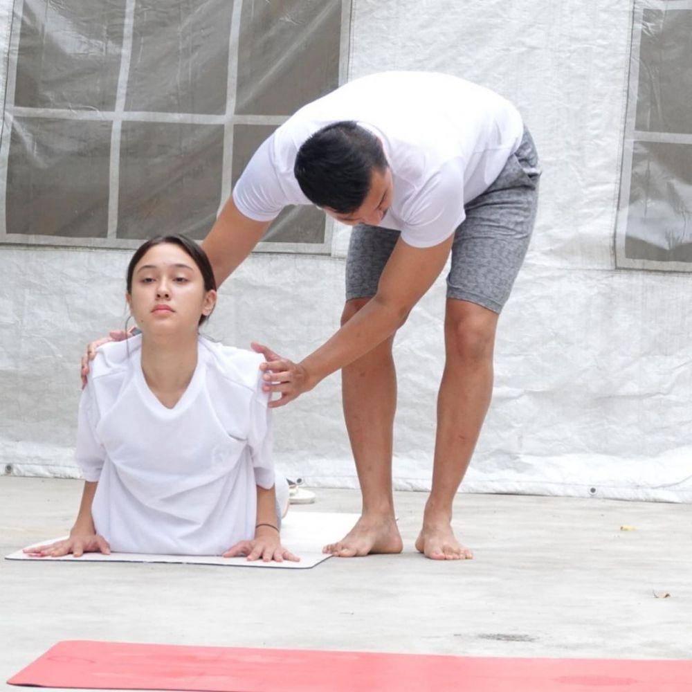 potret Anjasmara jadi guru Yoga artis sinetron Love Story the Series (instagram.com/anjasmara)