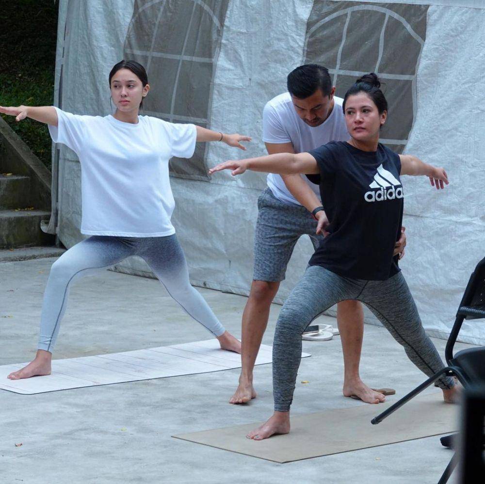 potret Anjasmara jadi guru Yoga artis sinetron Love Story the Series (instagram.com/anjasmara)
