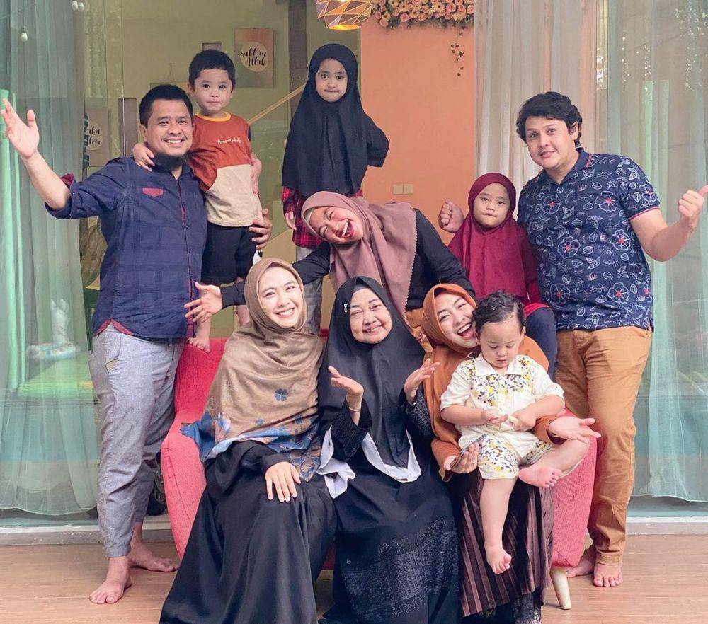 Oki Setiana Dewi dan ibu (instagram.com/okisetianadewi)