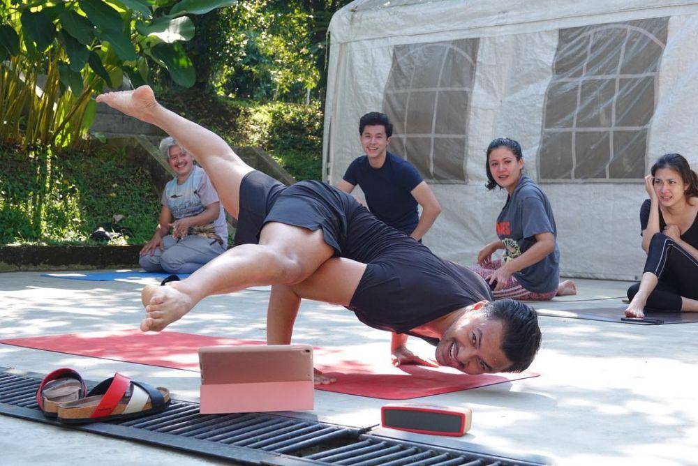 potret Anjasmara jadi guru Yoga artis sinetron Love Story the Series (instagram.com/anjasmara)