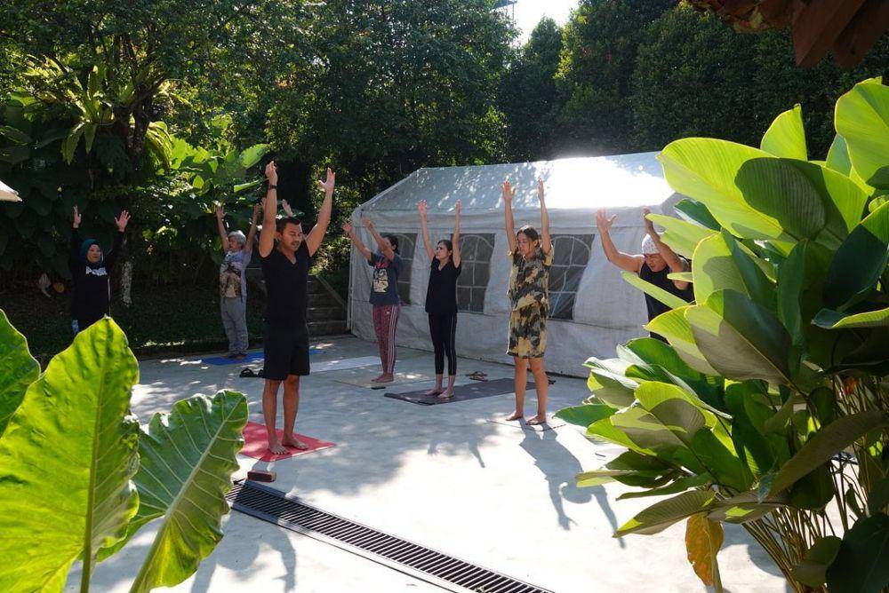 potret Anjasmara jadi guru Yoga artis sinetron Love Story the Series (instagram.com/anjasmara)