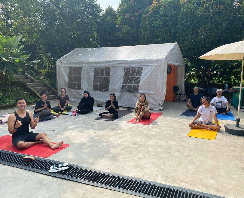 potret Anjasmara jadi guru Yoga artis sinetron Love Story the Series (instagram.com/anjasmara)