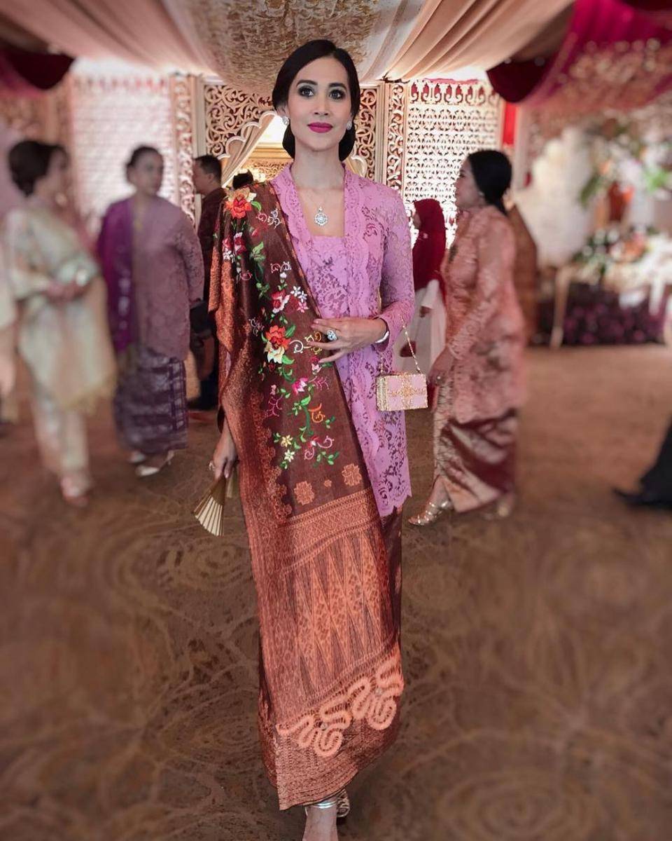 Kebaya kutubaru brokat Diah Permatasari (instagram.com/dps_diahpermatasari)