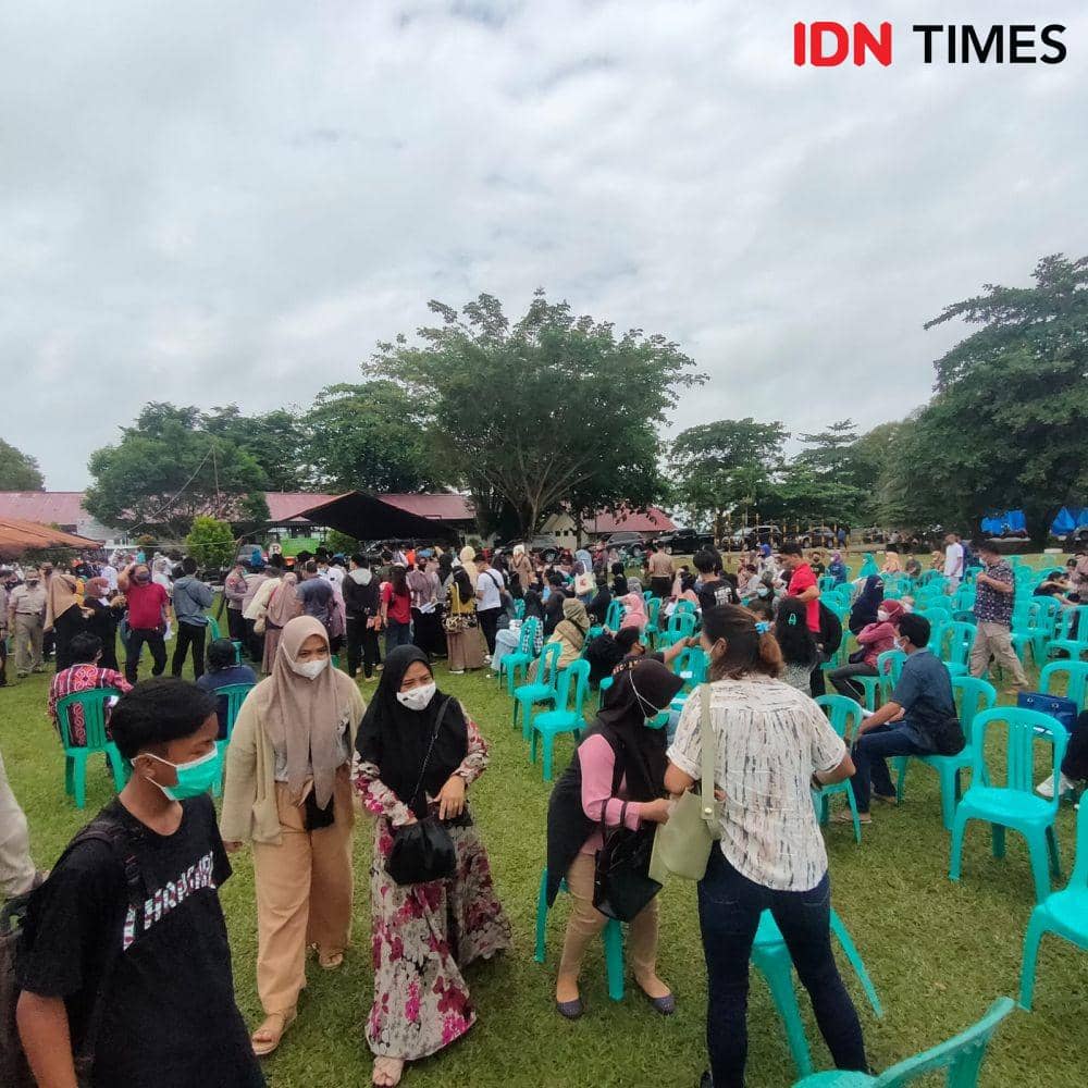 Animo tinggi warga memperoleh vaksinasi COVID-19 di Lapangan SPN Polda Kaltim Balikpapan. (IDN Times/Hilmansyah)