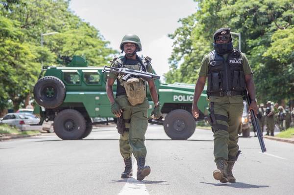 Militer Zambia diturunkan ke jalan demi mengamankan situasi menjelang Pemilu Zambia 2021 ini. (Twitter.com/TinyefuzaO)