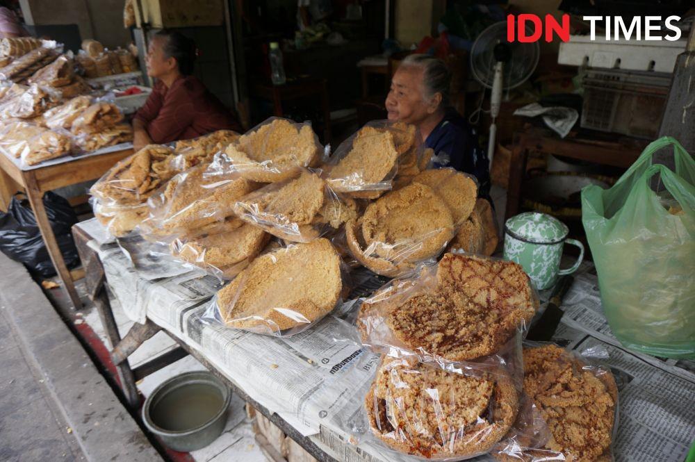 Mbah Boniyem penjual jajanan intip goreng yang legendaris di Kota Surakarta. (IDN Times/Anggun Puspitoningrum)