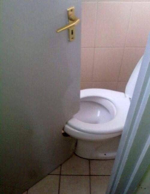 Desain Toilet Aneh (twitter.com/scarytoilet)