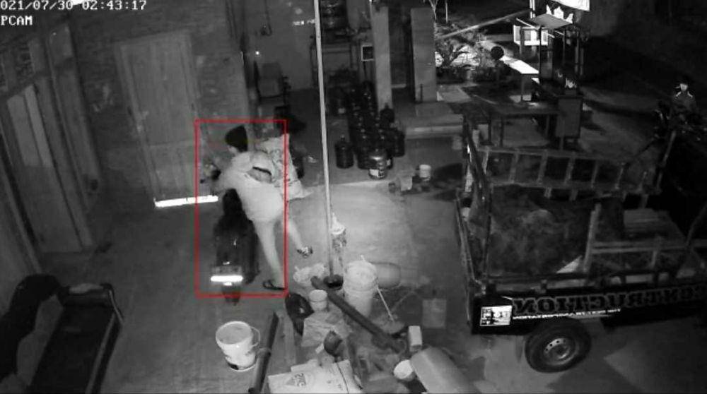 Pencurian motor saat PPKM. Tangkapan layar CCTV milik Yudin