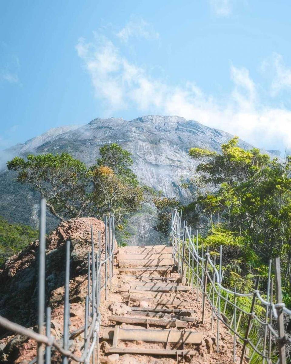 Jalur menuju puncak Kinabalu (instagram.com/mtkinabalu)