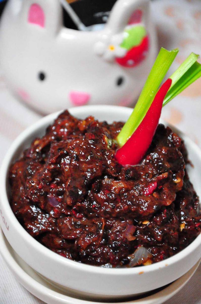 Sambal kluwak (windydj.wordpress.com)