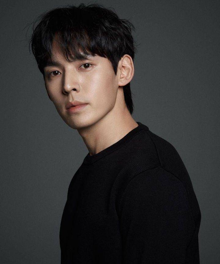 Kang Hyung Suk (instagram.com/kanghyungsuk_)