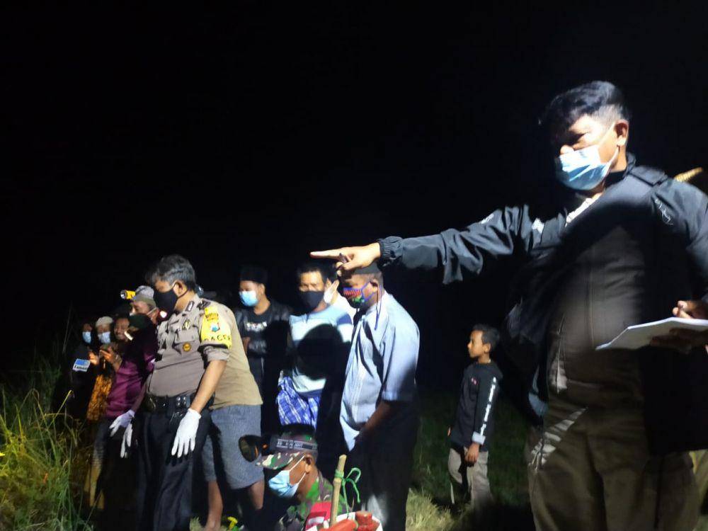Petugas saat mengevakuasi jasad Mr X di Sungai Desa Laren. IDN Times/Dok Humas Polres Lamongan