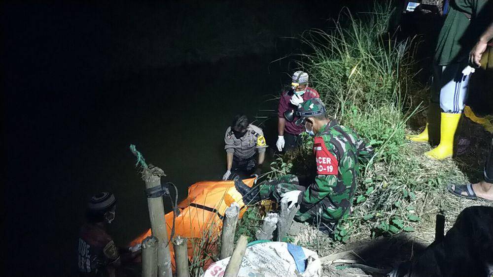 Petugas saat mengevakuasi jasad Mr X di Sungai Desa Laren. IDN Times/Dok Humas Polres Lamongan