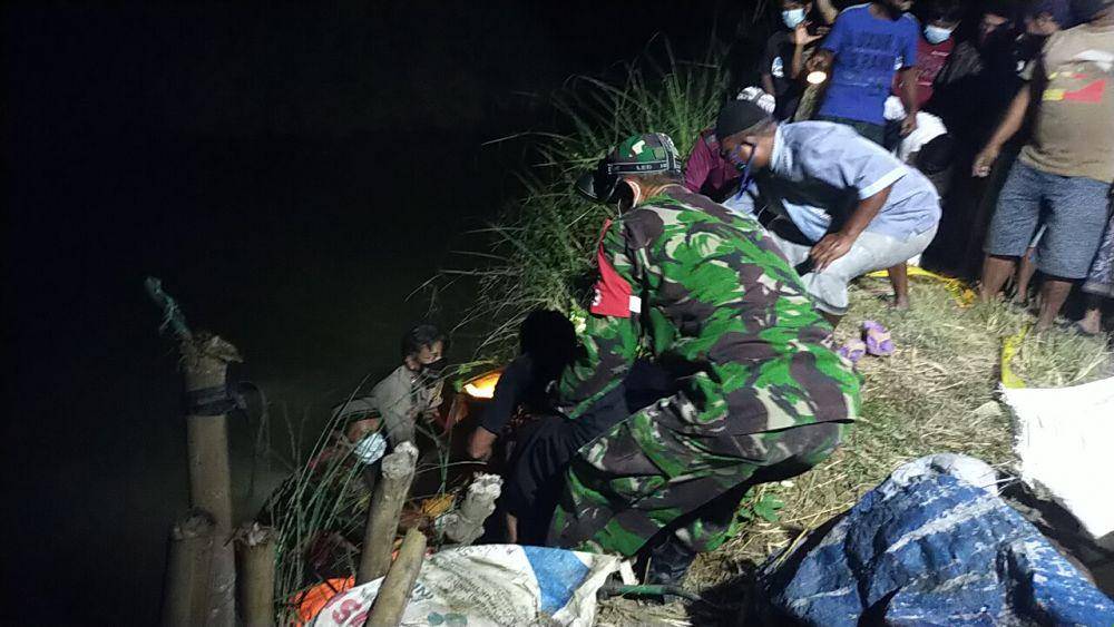 Petugas saat mengevakuasi jasad Mr X di Sungai Desa Laren. IDN Times/Dok Humas Polres Lamongan