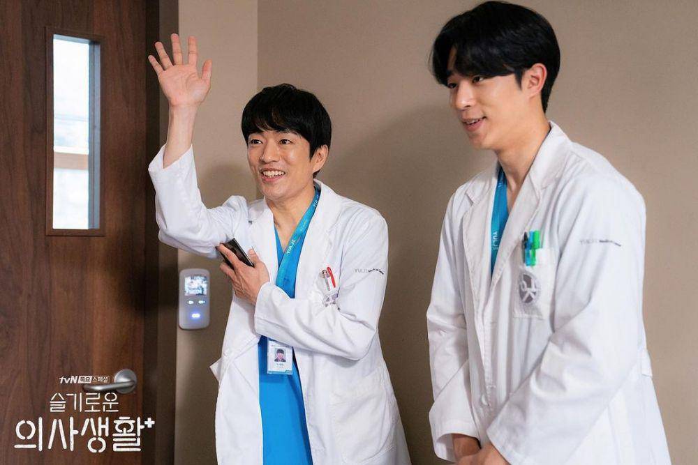 Jung Moon Sung dan Lee Chan Hyeong di Hospital Playlist. (instagram.com/hospitalplaylist_official)