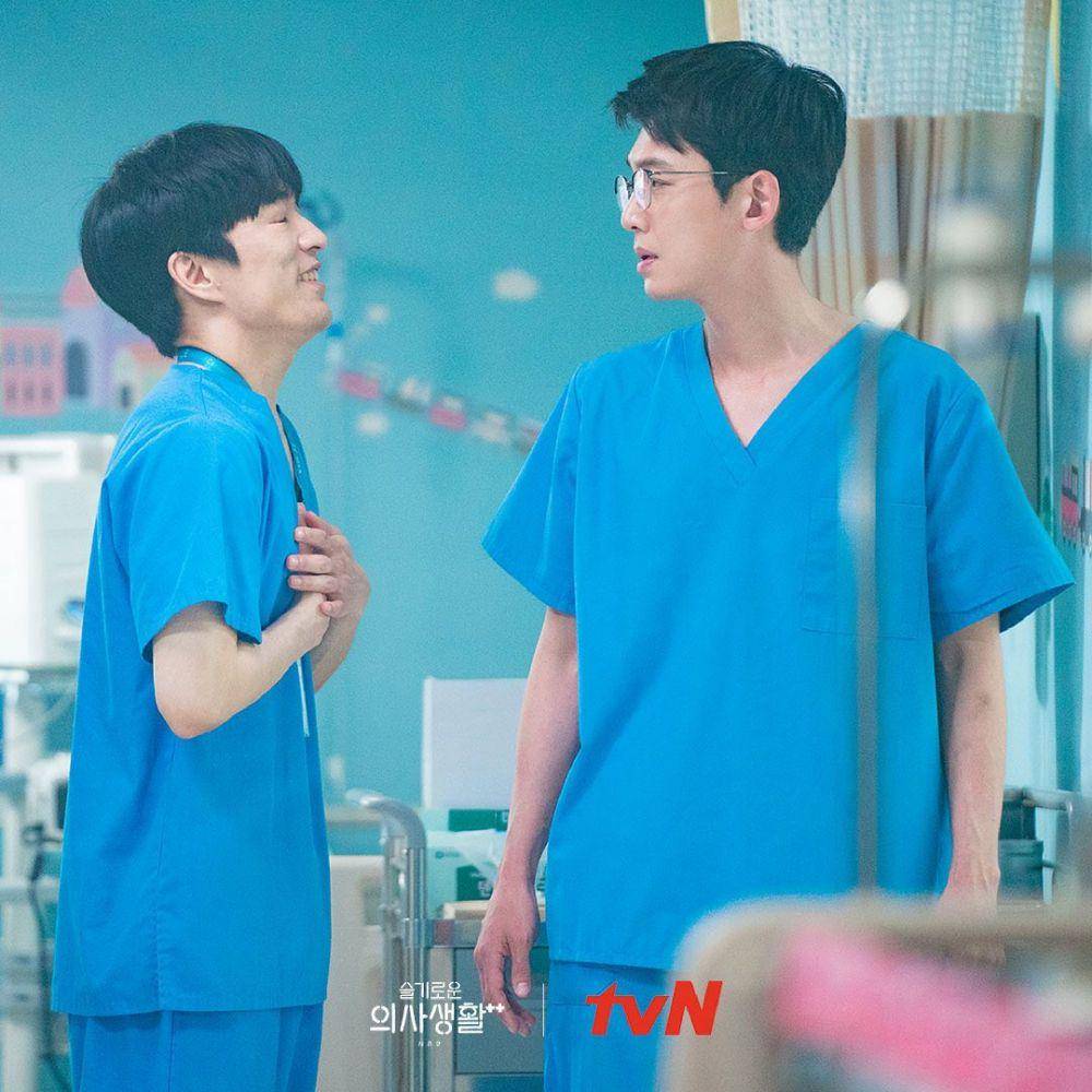 Jung Moon Sung dan Jung Kyung Ho di Hospital Playlist 2. (instagram.com/hospitalplaylist_official)