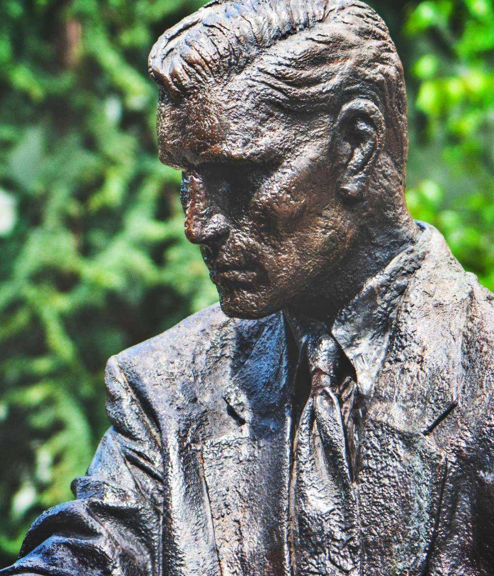 potret monumen C.S. Lewis (unsplash.com/K. Mitch Hodge)