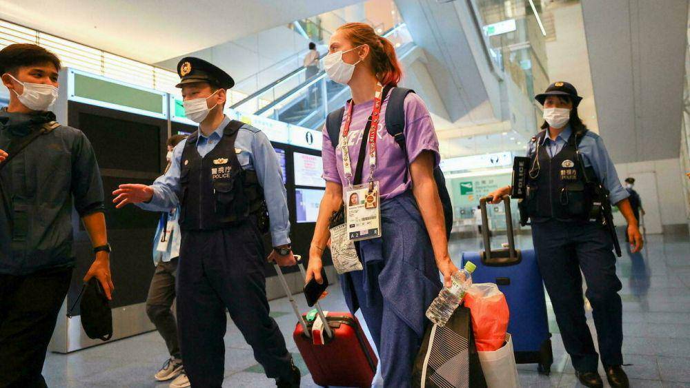 Krystsina Tsimanouskaya bersama pihak kepolisian Jepang (twitter.com/RFI_Br)