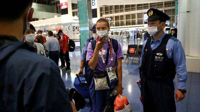 Krystsina Tsimanouskaya saat berada di bandara Haneda (ft.com)