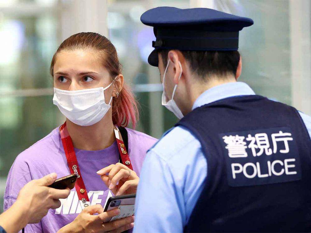 Krystsina Tsimanouskaya saat bersama polisi Jepang di Bandara Haneda (twitter.com/toisports)