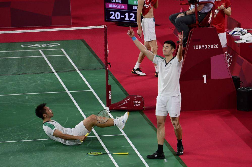 Lee Yang/Wang Chi Lin meraih medali emas pada Olimpiade Tokyo 2020 (insidethegames.biz)