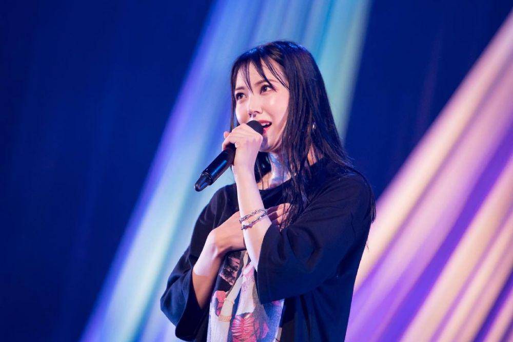 Shiroma Miru bernyanyi di konser solonya. (instagram.com/shiro36run/)