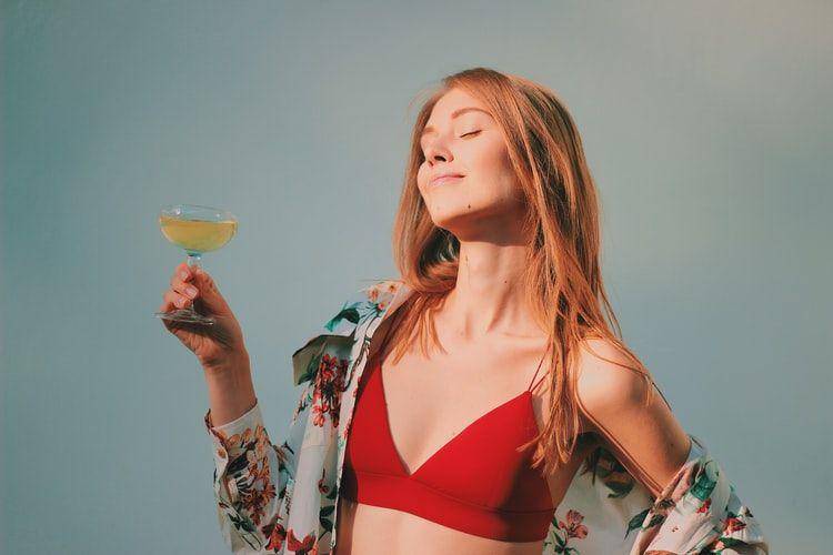 ilustrasi perempuan memegang gelas (unsplash.com/Oleg Ivanov)