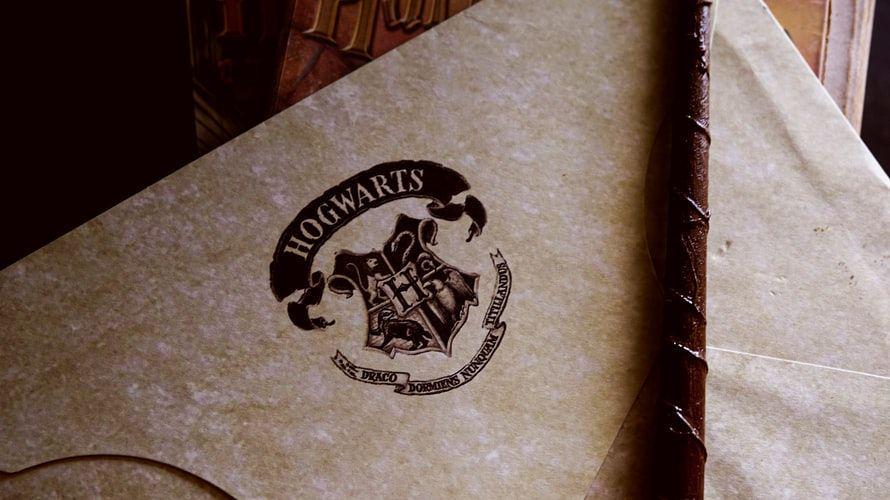 5 Penulis Buku Serial Fantasi Populer, Imajinasinya Gokil!