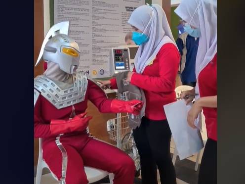 Ultraman ikut vaksinasi COVID-19 di Penang, Malaysia. (TikTok.com/@kpjpenang)