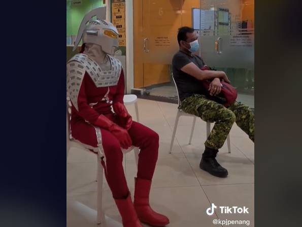 Ultraman ikut vaksinasi COVID-19 di Penang, Malaysia. (TikTok.com/@kpjpenang)